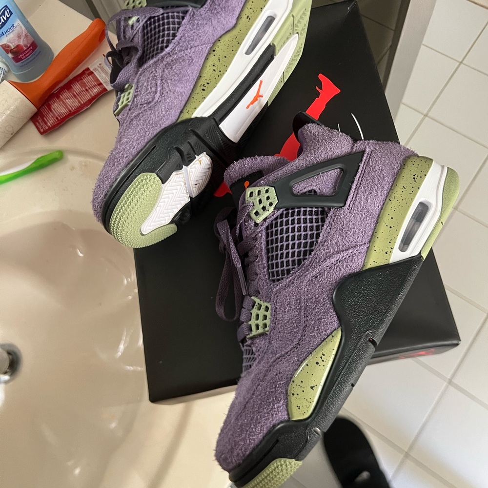 Women’s Jordan 4 Retro size 6.5